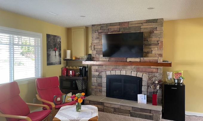 Rutland House | Private suite with Hot Tub-near airport & downtown Kelowna
