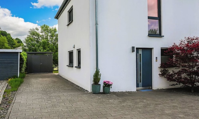 Fohren House | Modern semi-detached house with XXL parking space, bike storage and garden near Trier