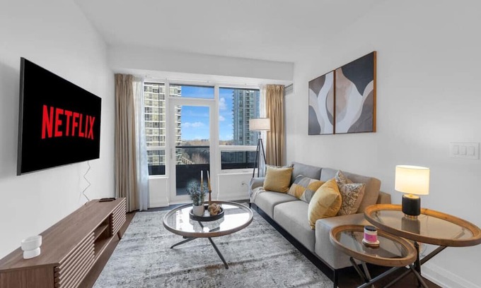 Willowdale Hotel | Luxury 2BR - Pool/Gym/Sauna - 1 min to Subway