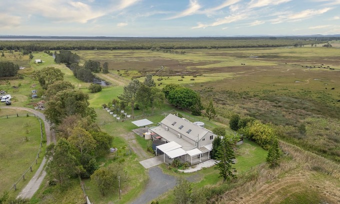Fullerton Cove House | Willow Barn on 9 acres - Huge Swim Spa - Country Escape for Families and Groups