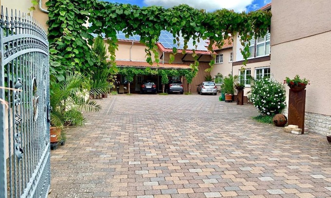 Ober-Florsheim Bed & Breakfast | Junior Suite, bath, WC, comfort - Gästehaus Schröder