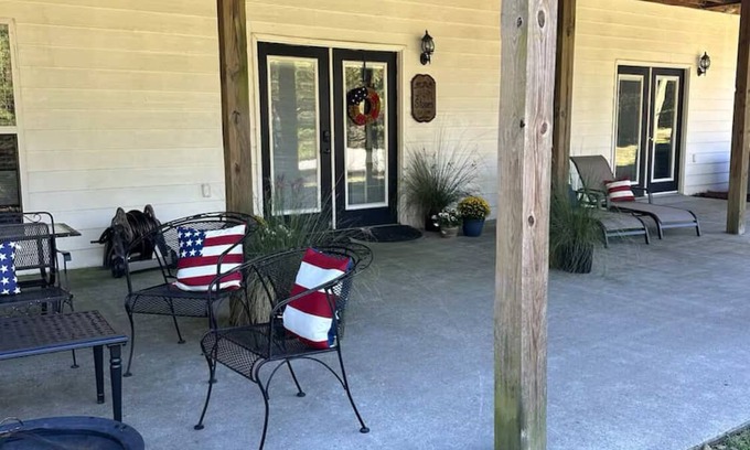 Silver Creek House | Mountain View 5 Queen Bedrooms WiFi FirePit BBQ