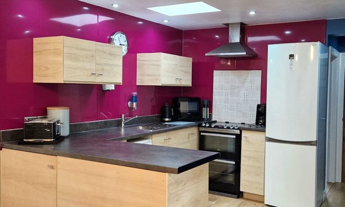 Norwich House | Swift Host | Owl Barn | Sleeps 2 | EV Charger | Private Garden