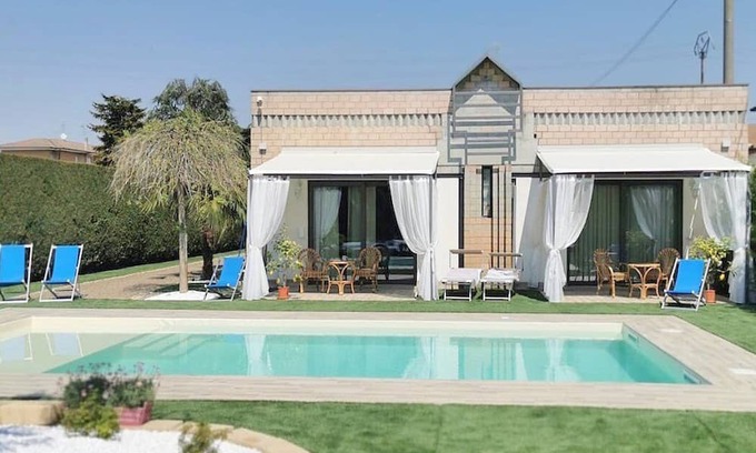 Castelbaldo Villa | Villa Bacio: An elegant and welcoming two-story villa situated at a short distance from the Adige river, with Free WI-FI.