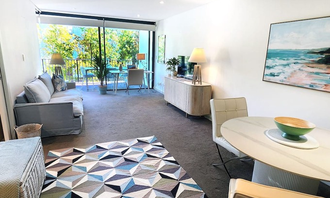 Randwick Apartment | Sunlit & Peaceful Contemporary Apartment
