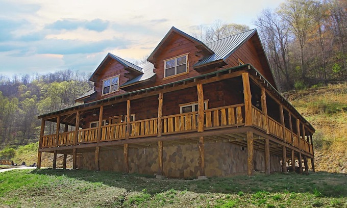 Henlawson Cabin | Deluxe 4 Bedroom 4-1/2 Bath Log Cabin With Theater Room