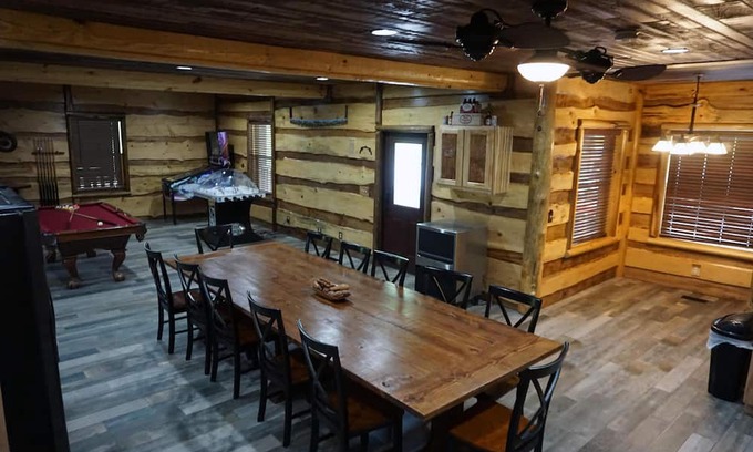 Henlawson Cabin | 6-Bedroom Master Deluxe, 5.5-Bath Log Cabin with Theater Room