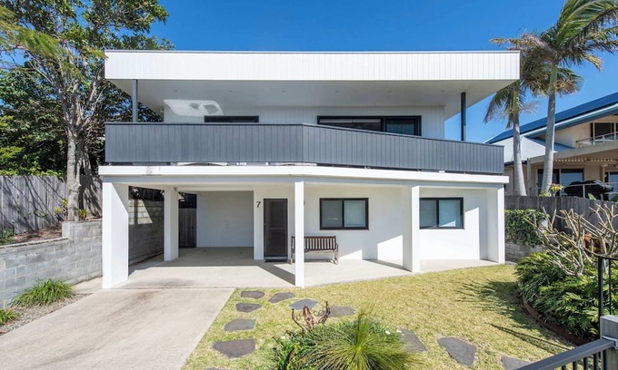 Angourie House | The Bay House - Oceanstays