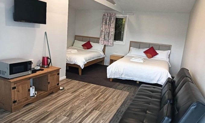 Kawaha Point Ski Chalet | 2 double and 1 sofa beds garden chalet, 7D Salisbury Road, Rotorua