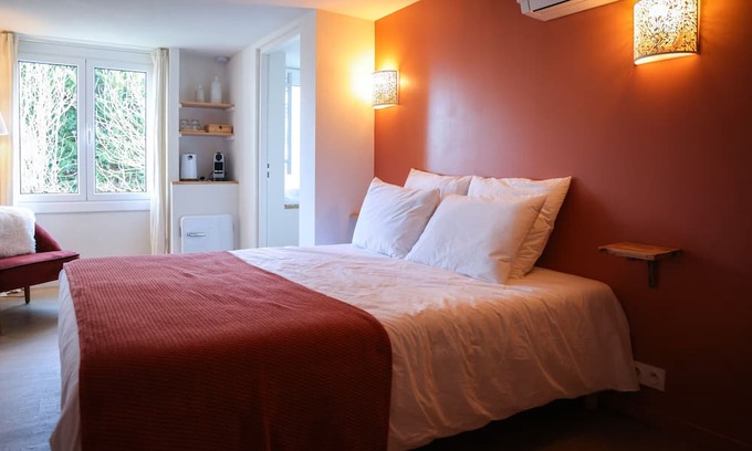 La Bastide-Clairence Bed & Breakfast | Bed and Breakfast 'Maison Perbos 1556 - Lurra' with Shared Pool, Wi-Fi and Air Conditioning