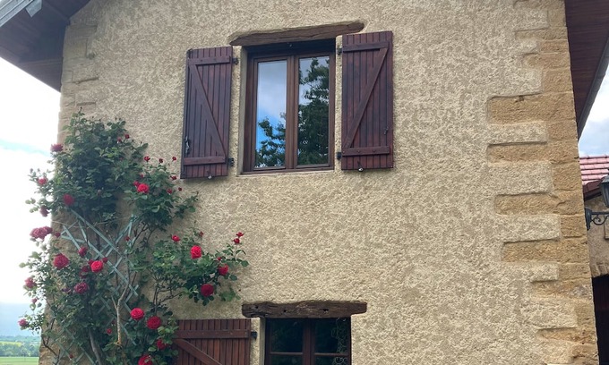 Molamboz House | Holiday Home 'Gîte Du Poisson Rouge' with Private Terrace and Shared Garden