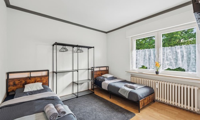 Velbert Apartment | Good location, ideal for fitters, trade fair guests, 3 bedrooms, SmartTV