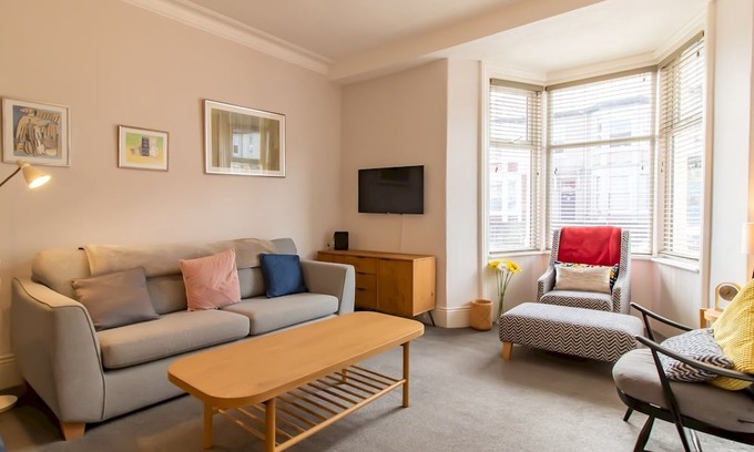 Cullercoats Apartment | Pass the Keys | Charming Seaside Retreat | 2BR Flat in Cullercoats