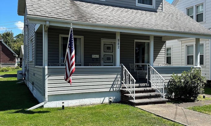 Conneaut House | Hanks Harbor, 1/4 mile from Marina and Beach