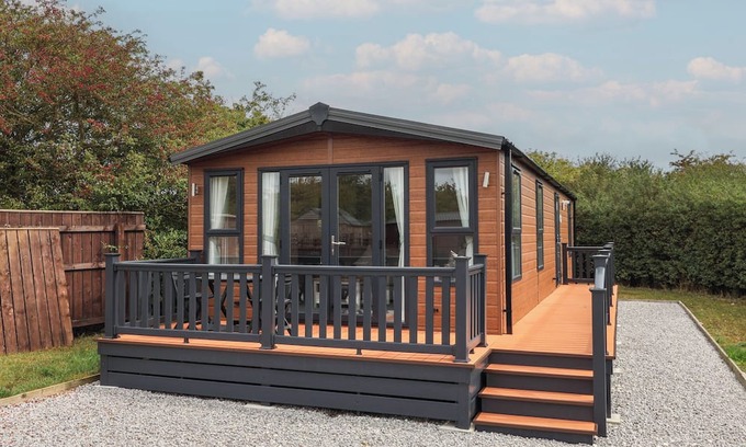 Great Hatfield Cottage | MEADOWS PARK 1, pet friendly, with hot tub in Hornsea
