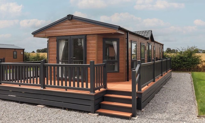 Great Hatfield Cottage | MEADOWS PARK 4, family friendly, with hot tub in Hornsea