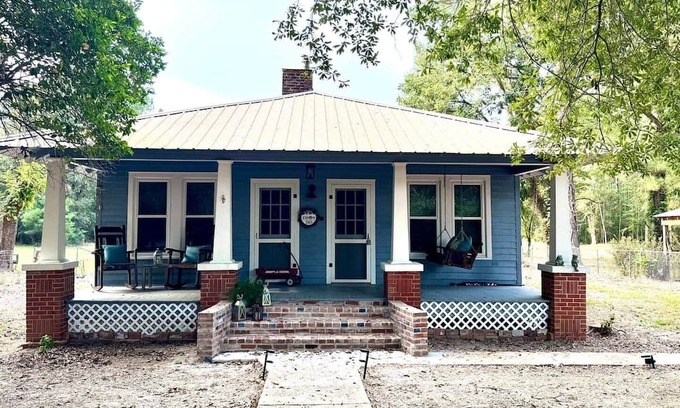 Pride House | Country Retreat with ponds-views-porches & pups