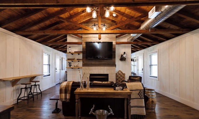 Madison Cabin | Luxury Lodge w/Hot Tub, Fire Pit & Scenic Trails on 450-Acre Ohio Wine Country