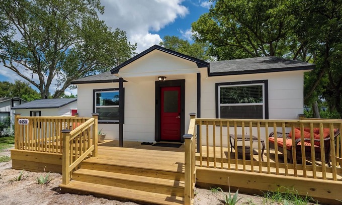 Harbor Hills Of Palm Harbor Cottage | Fully renovated with 2 bedrooms, 1.5 bathrooms, pet friendly & hot tub