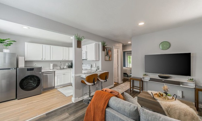 Riverside Apartment | Relax in Cozy style/Spacious King & Queen beds