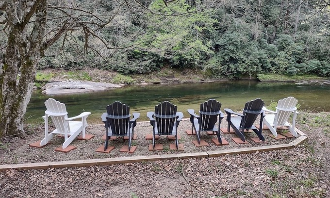 Burnsville House | Burnsville, NC - Awesome 40 Acre Retreat on the South Toe River