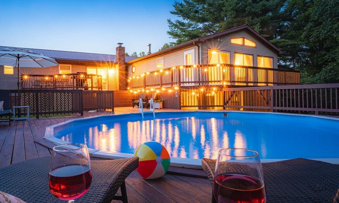 Summerlee House | NRG Entertainment Retreat - Swimming Pool - Rock Climbing - Gameroom - Theater
