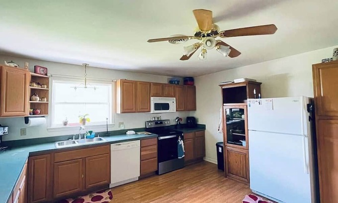 Quincy Apartment | Spacious 2BR Apt – Families, Couples & Business Travelers
