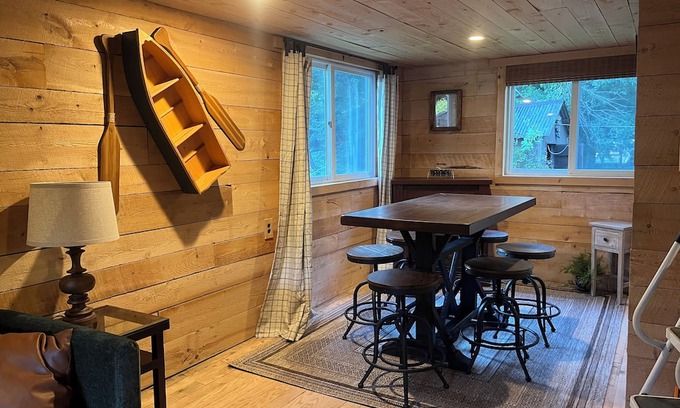 East Hickory House | Trout View Cottage-Creekside fire pit, 2 bedrooms Sleeps 6 near ANF fun!