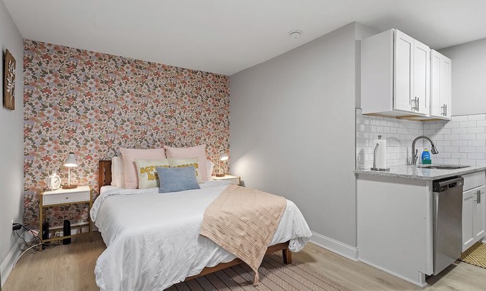 East Raleigh Apartment | Stylish studio ~ Self Check-In & Fast WiFi Near Downtown Raleigh