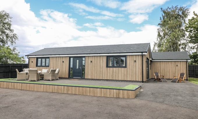 Harlaston Cottage | FIELDS VIEW, family friendly, character holiday cottage in Alrewas