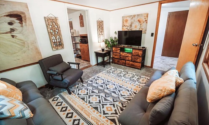 Arkdale Cabin | Enchanting bee inspired 2-bedroom cabin in Arkdale