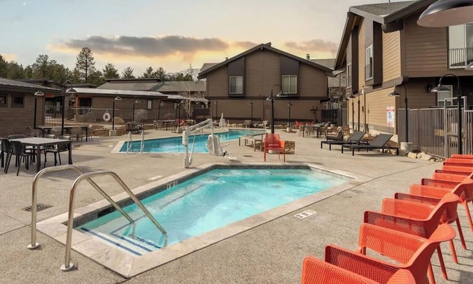Mammoth Lakes Hotel | Charming Alpine Room Near Devils Postpile & Sherwin Lakes for Exploration