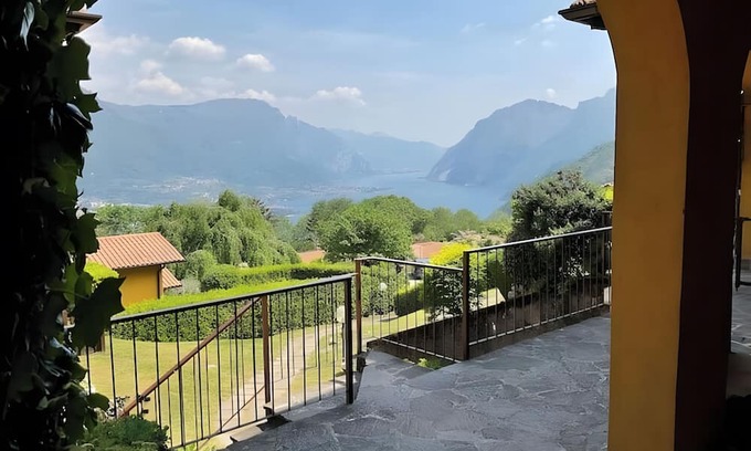 Civenna Apartment | Lake and Mountain Holiday House
