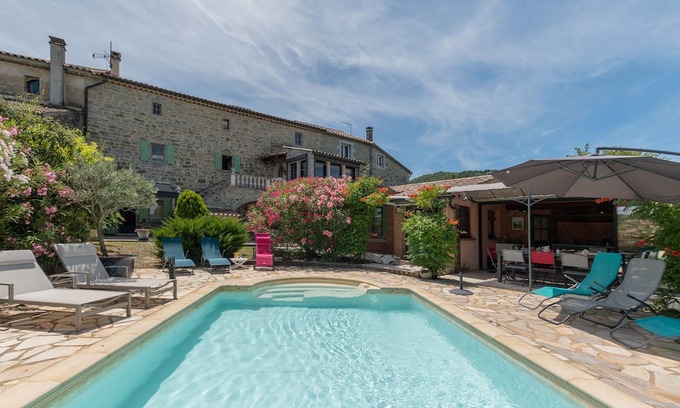 Courry House | Holiday Home 'Mas Le Bragalou' with Mountain View, Private Pool and Wi-Fi