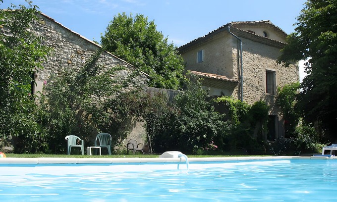 Sauzet Bed & Breakfast | Pink Room with Pool and Garden
