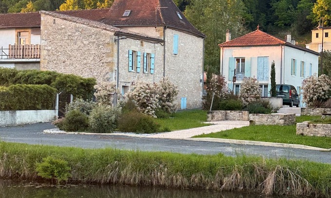 Saint-Capraise-de-Lalinde House | Apartment 'Capraisien' with Shared Garden and Wi-Fi