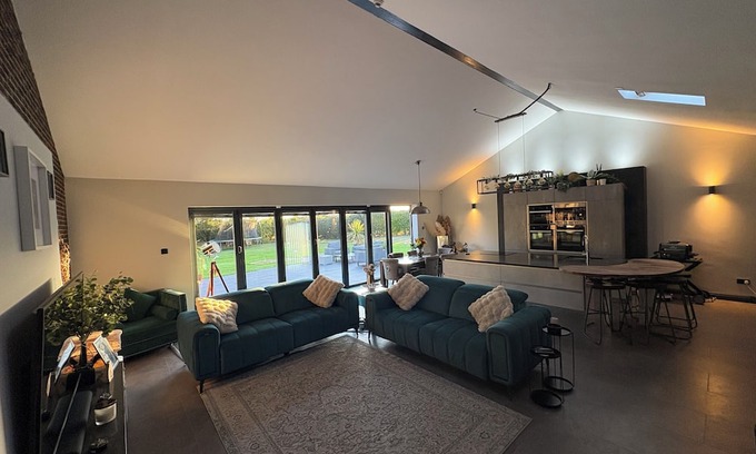West Rainton House | Stylish 6 Bed - Huge Garden, 10 min to Durham City