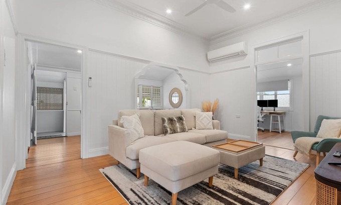 Newmarket House | Elegant 4-Bed Home Near Shops & Dining