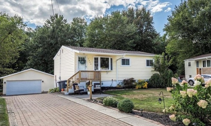 Akron House | Traveling professionals towpath paradise Quaint pet friendly 3 bd home in Akron