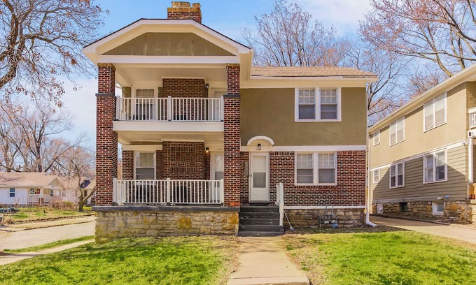 South Kansas City House | Comfy 4BR Near Hospitals, UMKC, Brookside, and Plaza