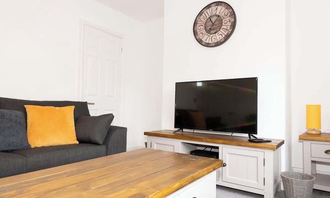 Tamworth House | 2 Bed Town Centre House with Parking in Tamworth