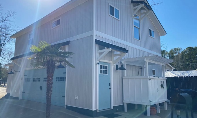 Gilbert Cottage | Charming 1-BR cottage in Gilbert with AC, lake front/dock access, fitness room
