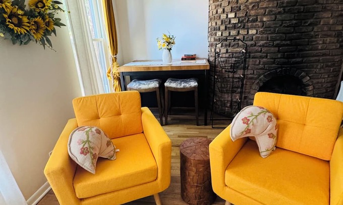 Sheffield and DePaul Apartment | Fabulous 2-bedroom apartment with AC in Chicago