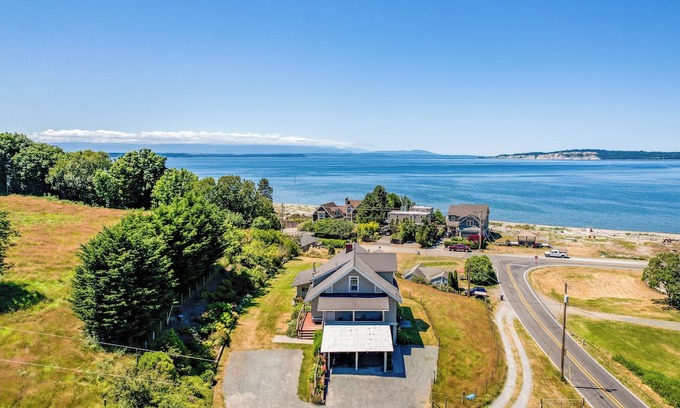 Maxwelton House | Private Beach Access + Water Views! | Sleeps 18, Historic 6BDR Farmhouse w/Deck