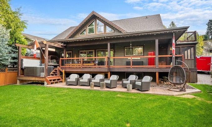 East Kootenay Apartment | The Reef | Hot Tub | Movie Theatre | Beach Access