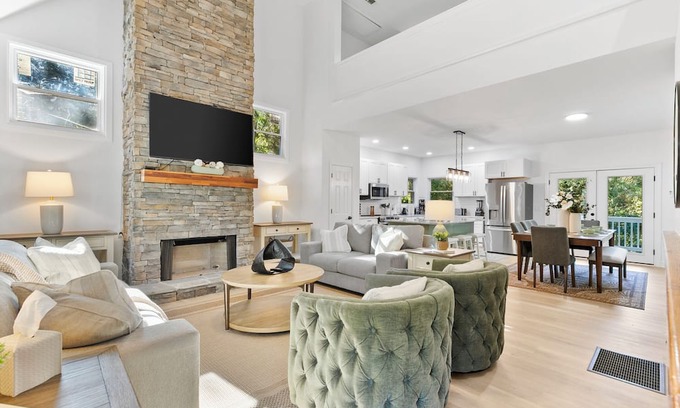 Gainesville House | NEW Modern Lake Retreat – w/Boat Slip & Privacy
