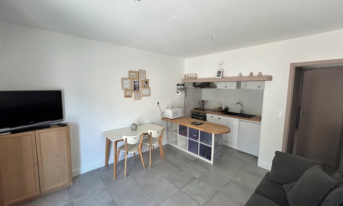 Gard Rhodanien Apartment | 40 m2 apartment with small terrace and parking space