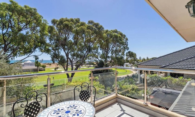 Silver Sands House | This house is a 4 bedroom(s), 2 bathrooms, located in Silver Sands, WA.