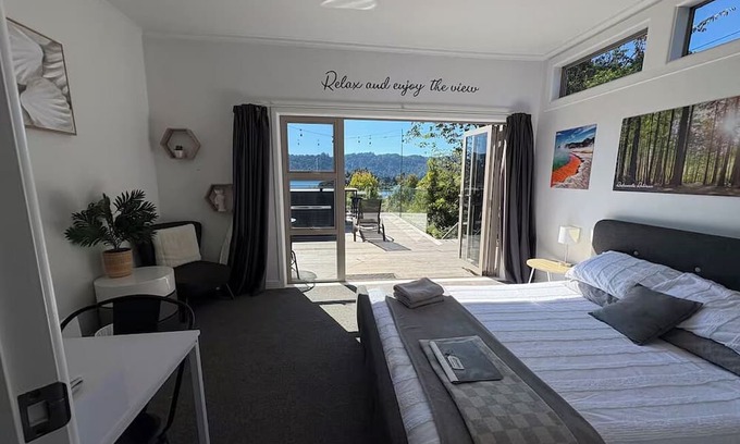 Lake Okareka Apartment | Room with Lake View at Ōkāreka, Rotorua – Large Deck, Spa & BBQ Retreat