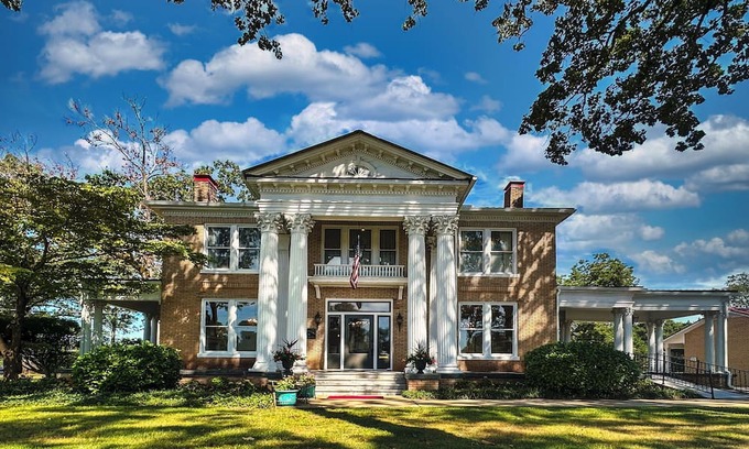Lavonia Apartment | The Inn at Southern Oaks located in Historic Lavonia, GA, close to Lake Hartwell